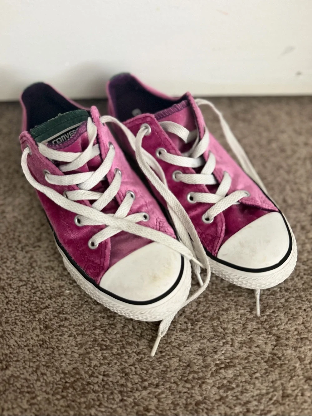 Converse Kids Low-Top Velvet Sneakers in Fuchsia Pink